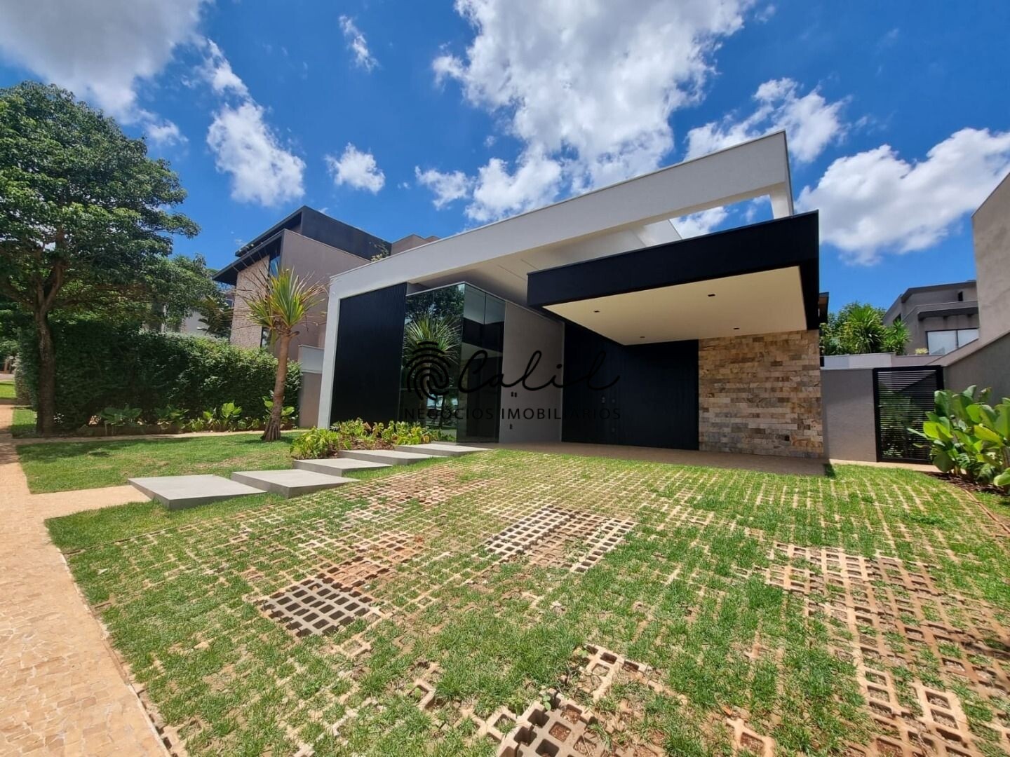 Casa de Condomínio à venda com 3 quartos, 267m² - Foto 1