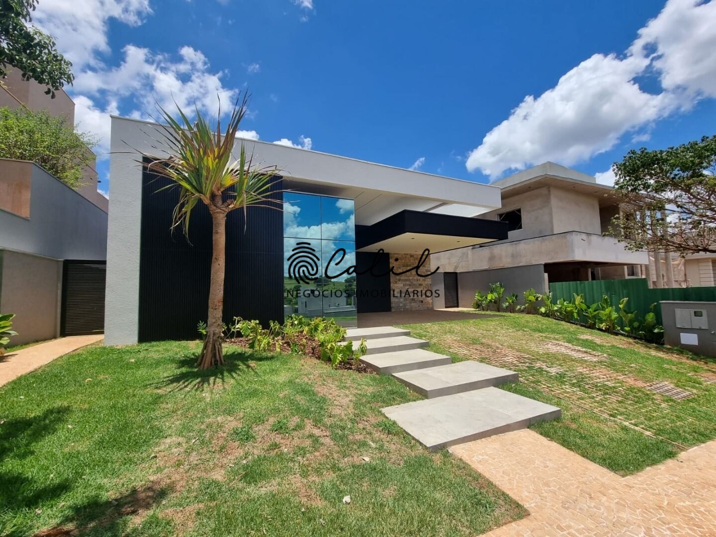 Casa de Condomínio à venda com 3 quartos, 267m² - Foto 2