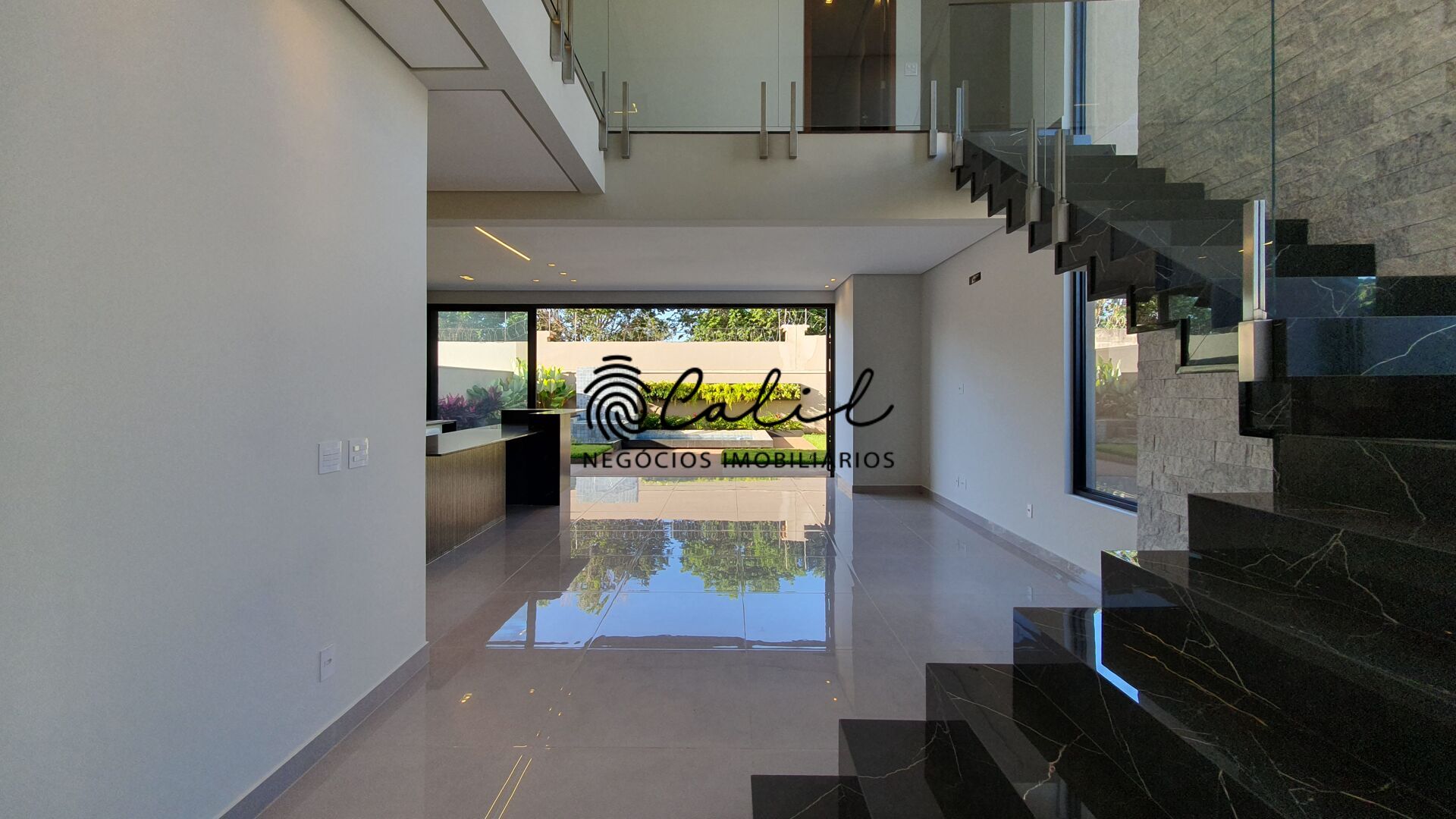 Casa de Condomínio à venda com 3 quartos, 269m² - Foto 2
