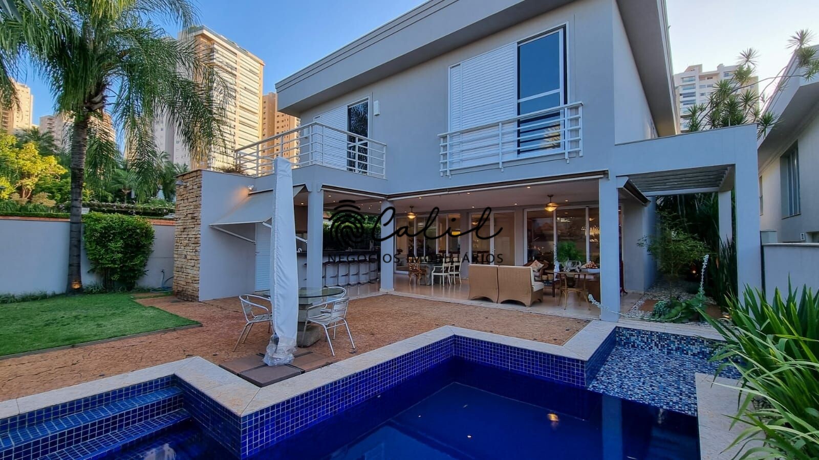 Casa de Condomínio à venda com 4 quartos, 430m² - Foto 1