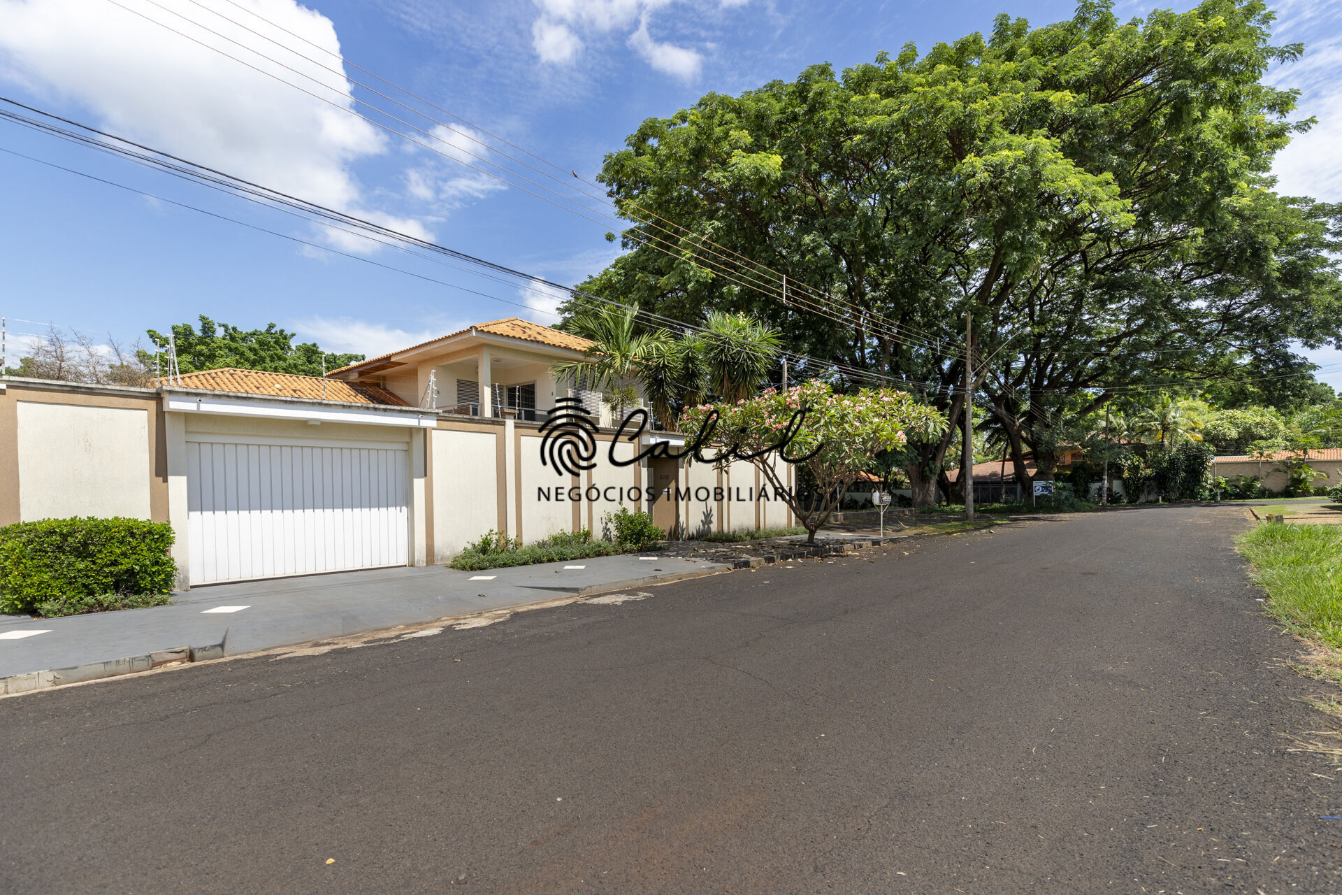 Casa à venda com 4 quartos, 416m² - Foto 1