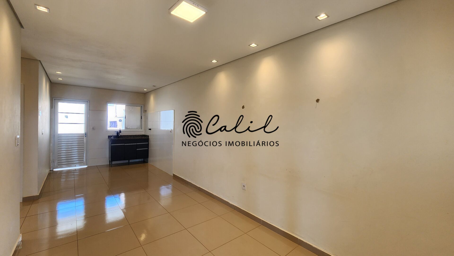 Casa à venda com 2 quartos, 64m² - Foto 2