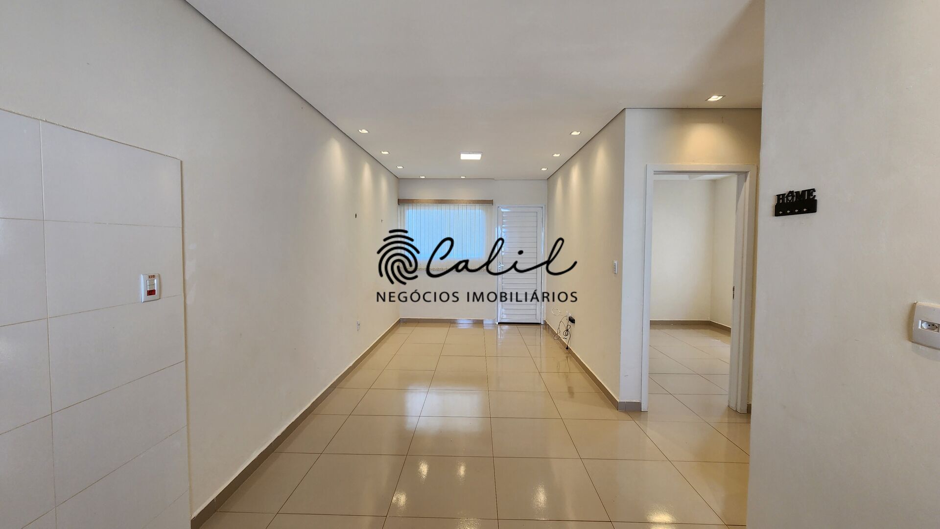 Casa à venda com 2 quartos, 64m² - Foto 1