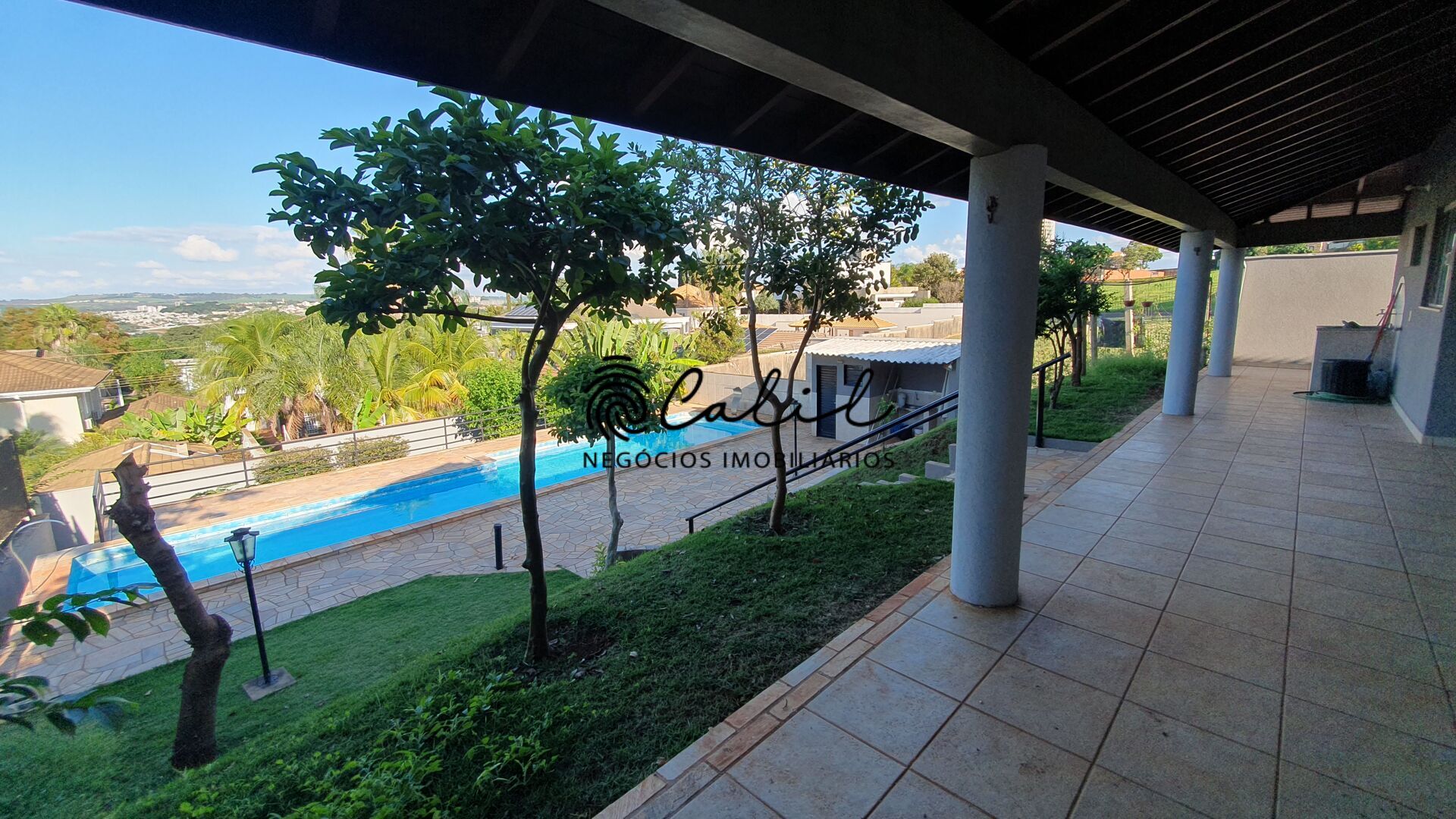 Casa de Condomínio à venda com 5 quartos, 300m² - Foto 1