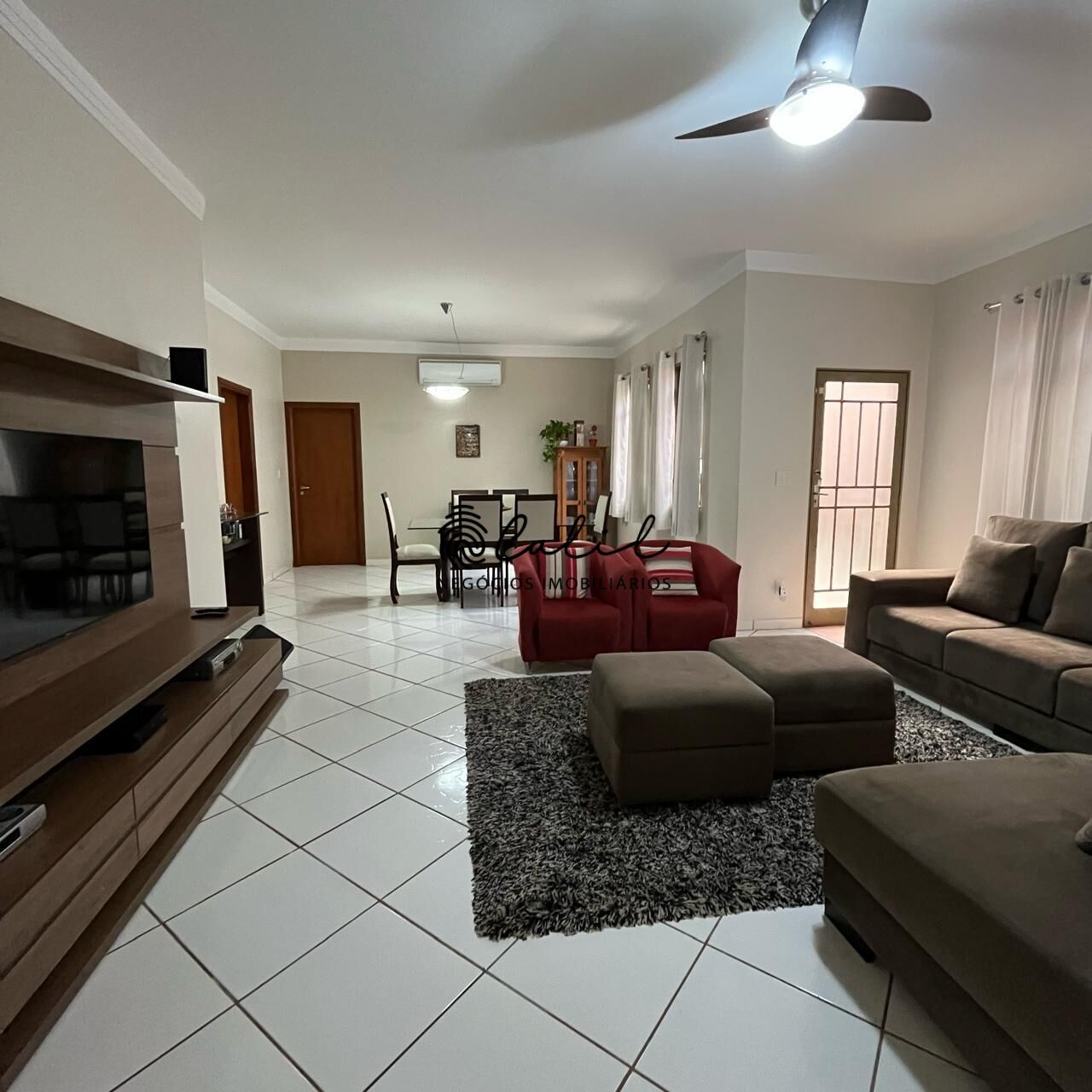 Casa, 4 quartos, 265 m² - Foto 1