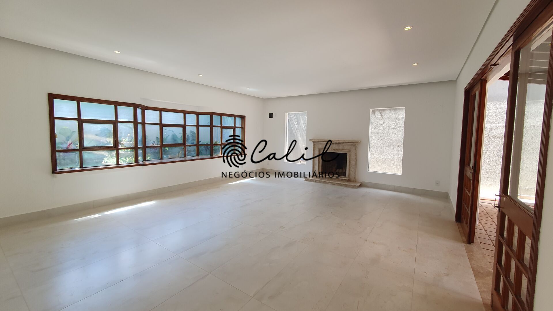 Casa para alugar com 4 quartos, 896m² - Foto 2