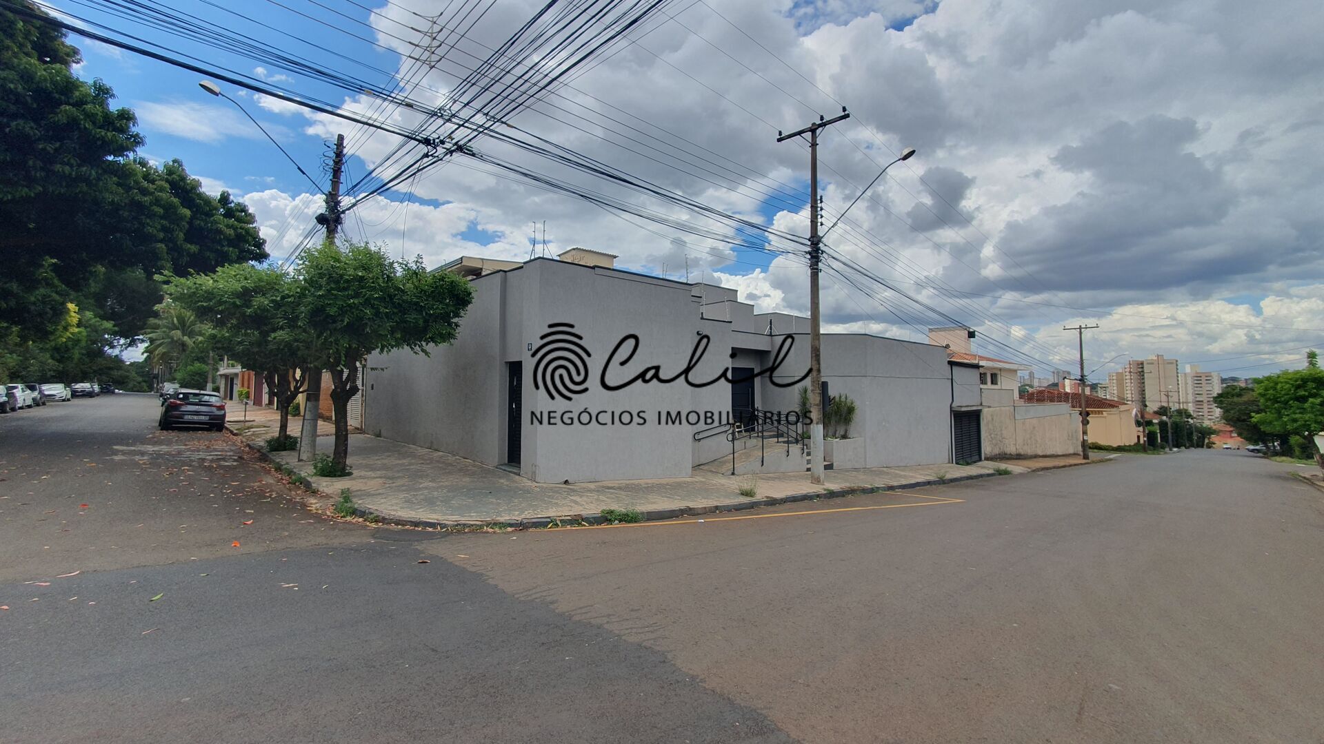 Casa à venda com 4 quartos, 240m² - Foto 1
