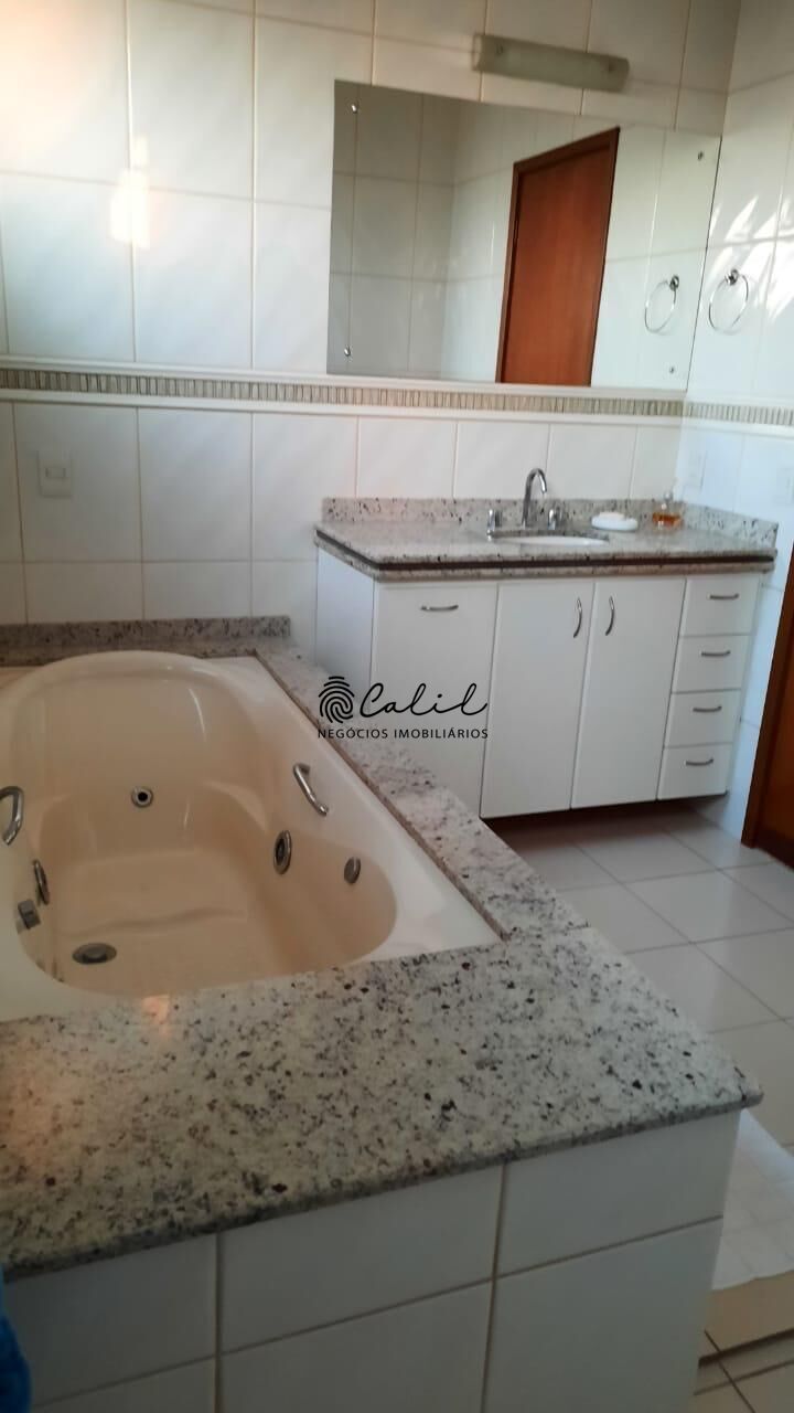 Casa para alugar com 4 quartos, 398m² - Foto 12