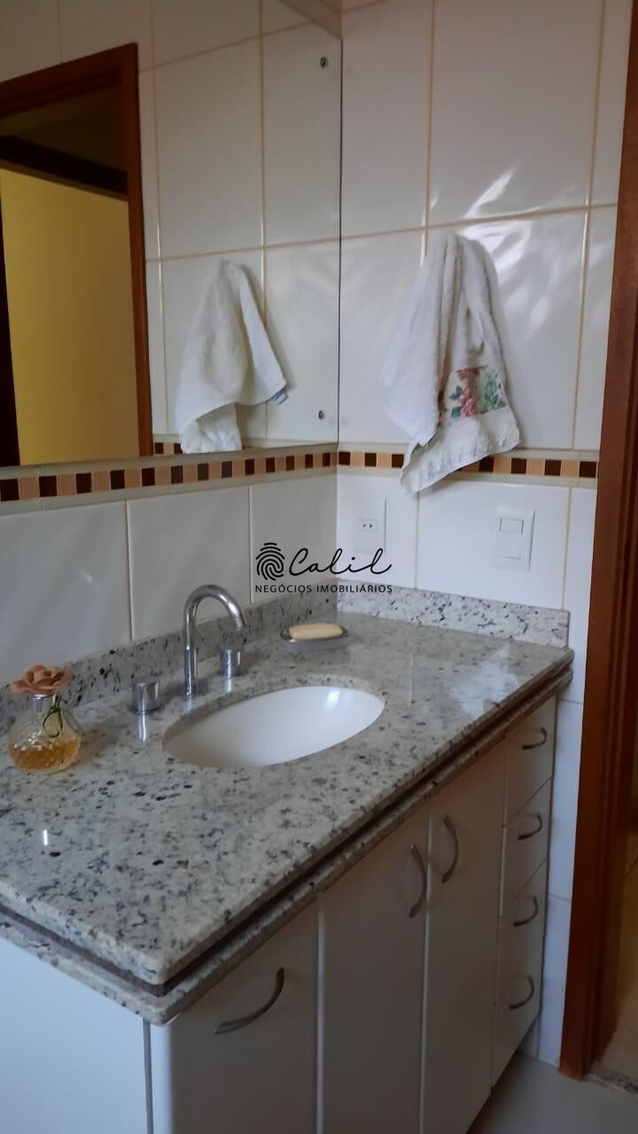 Casa para alugar com 4 quartos, 398m² - Foto 13