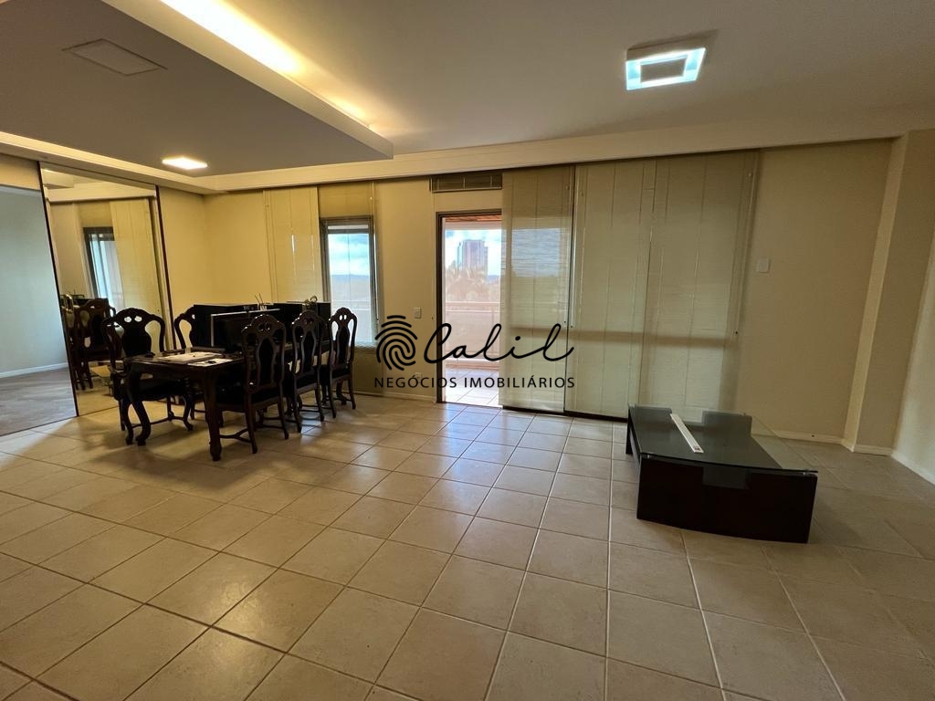 Apartamento à venda com 3 quartos, 203m² - Foto 2