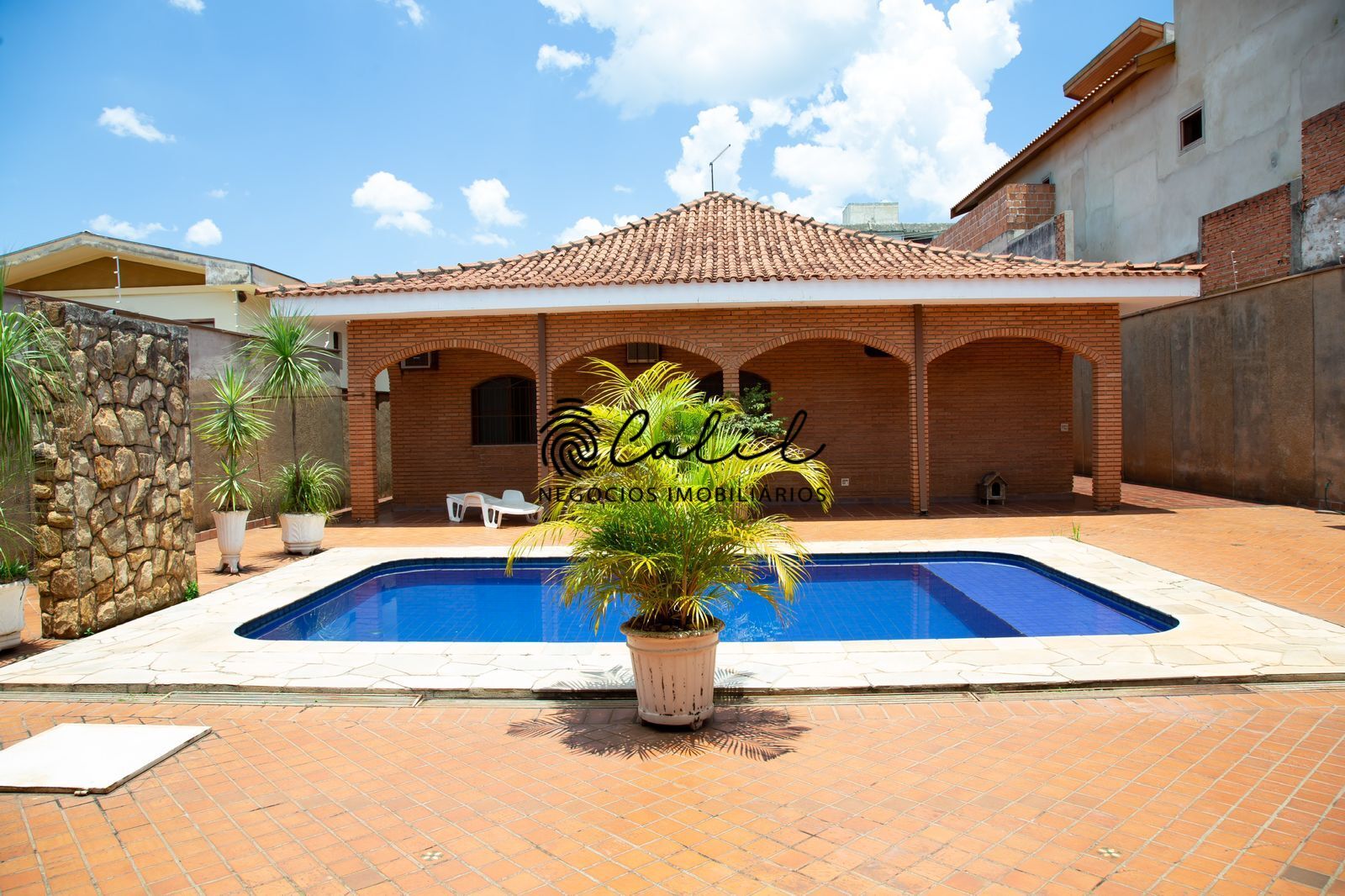 Casa à venda com 3 quartos, 214m² - Foto 1