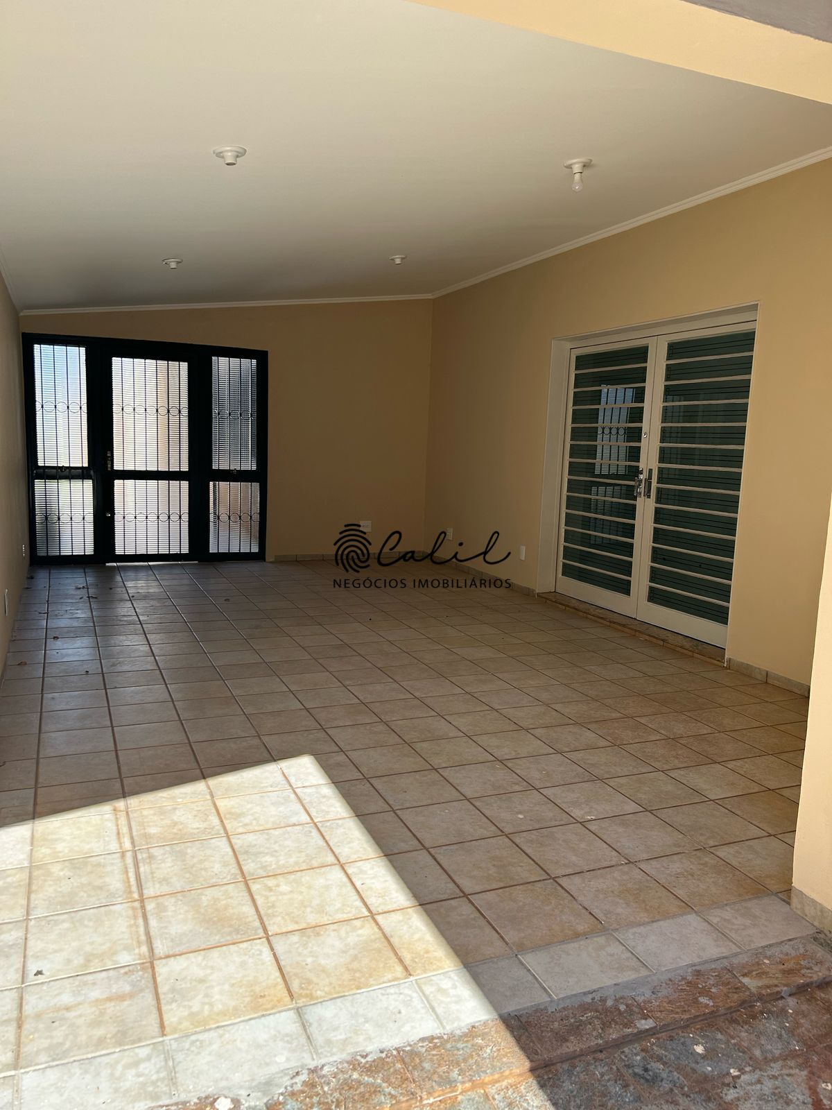 Casa à venda com 4 quartos, 275m² - Foto 2