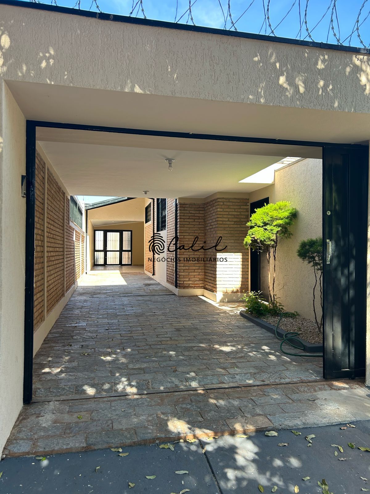 Casa à venda com 4 quartos, 275m² - Foto 1