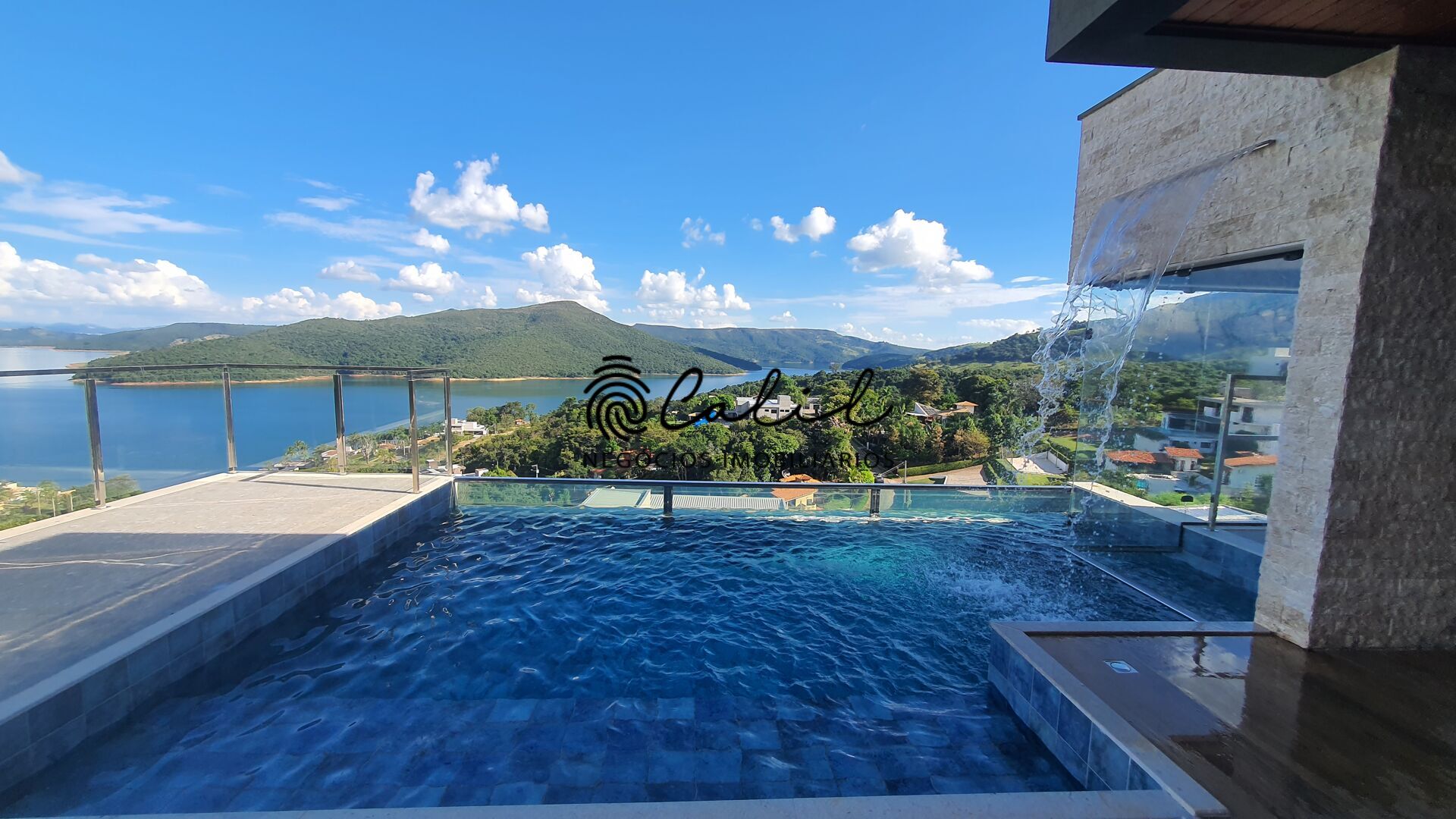 Casa à venda com 8 quartos, 650m² - Foto 1