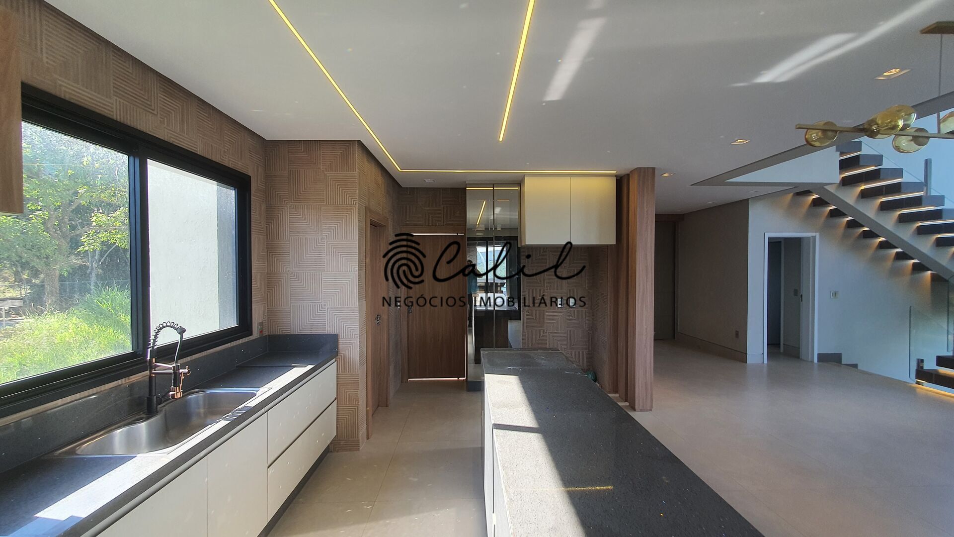 Casa à venda com 8 quartos, 650m² - Foto 9