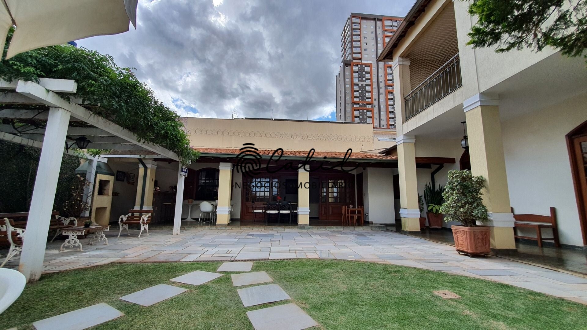 Casa à venda com 4 quartos, 371m² - Foto 1