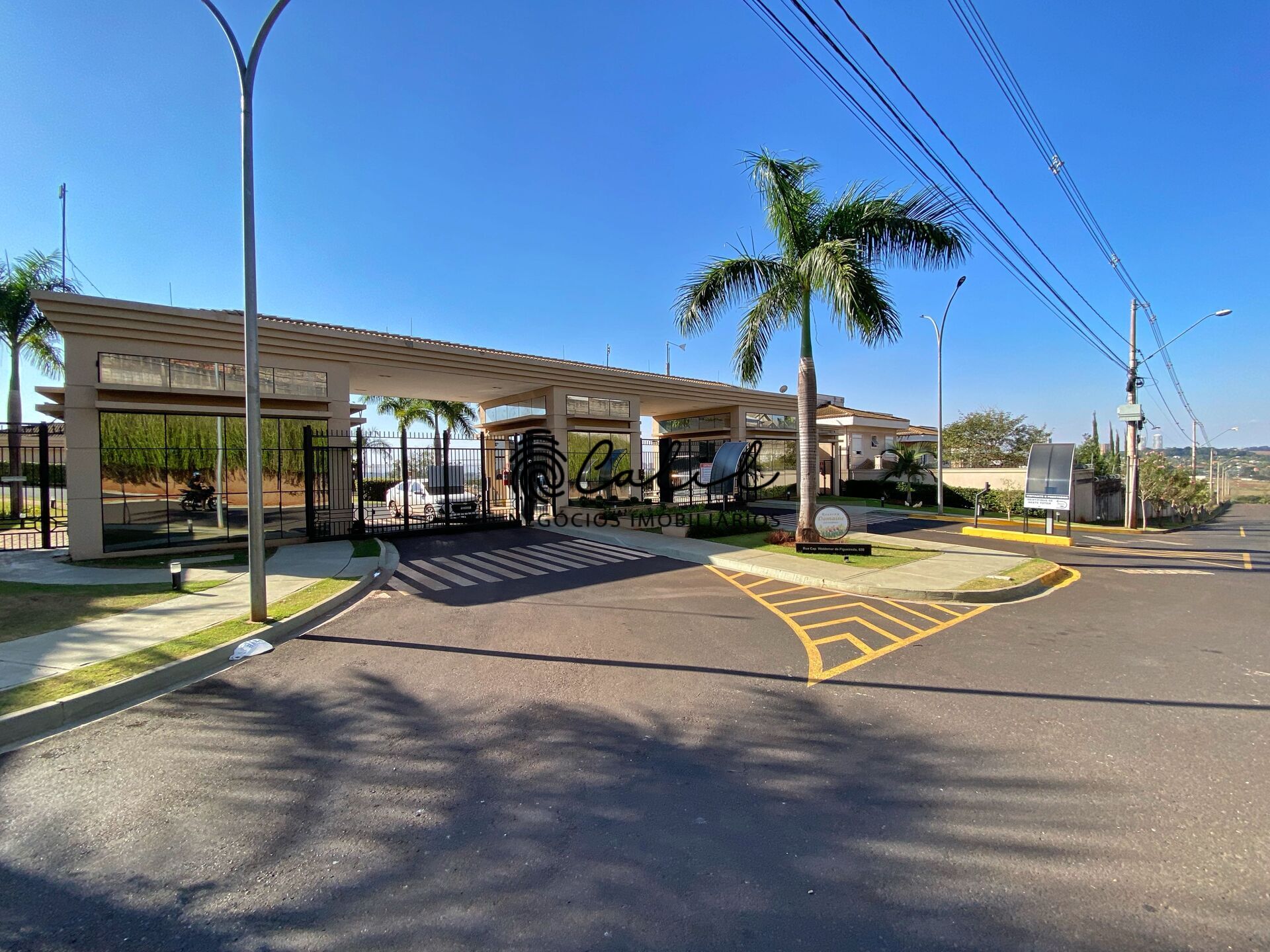 Sobrado à venda com 3 quartos, 428m² - Foto 1