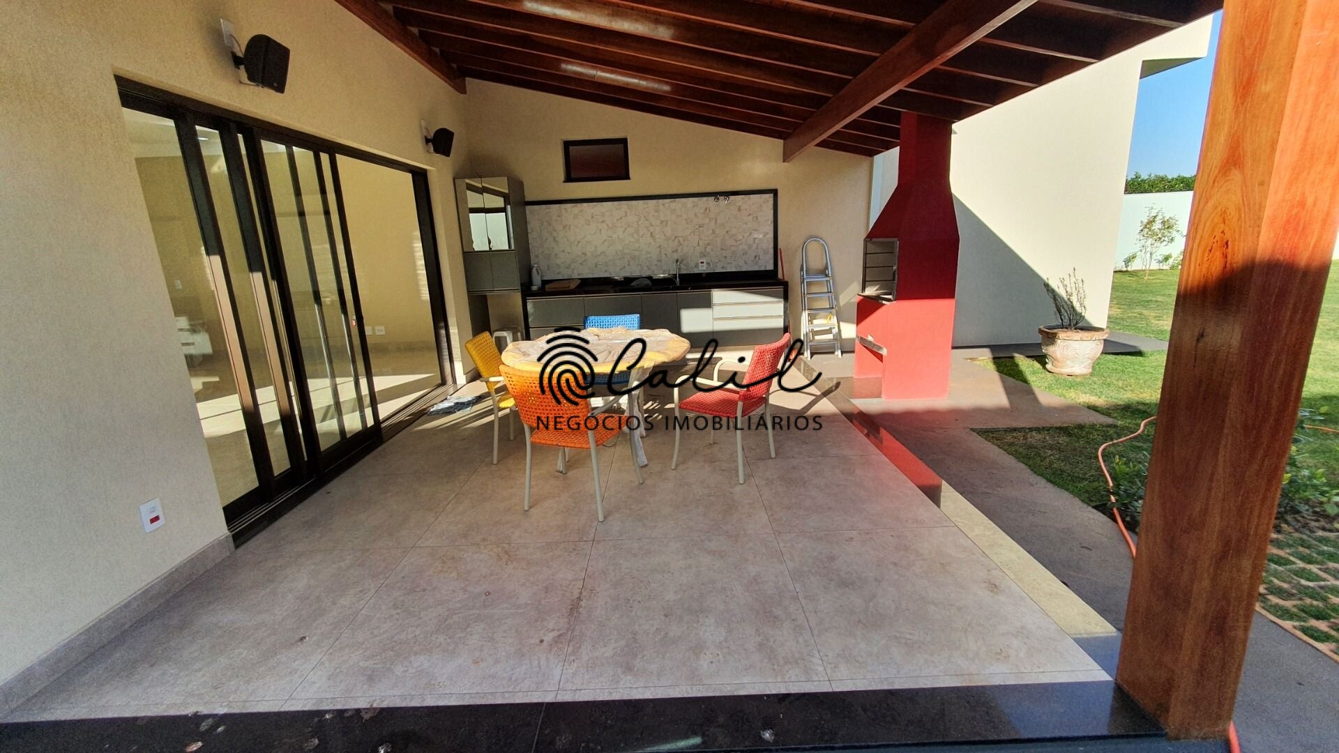 Casa de Condomínio à venda com 3 quartos, 300m² - Foto 4