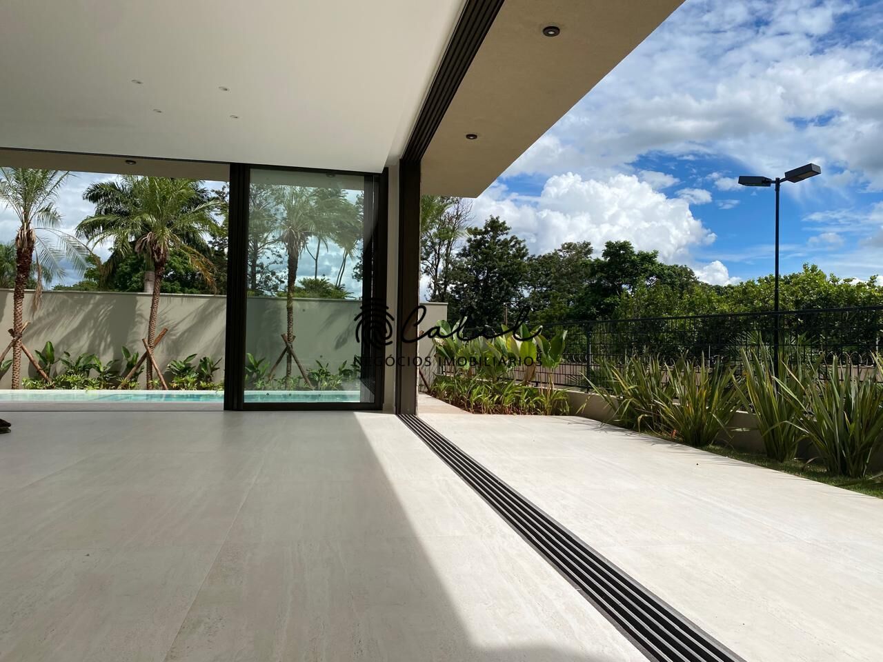 Casa de Condomínio à venda com 5 quartos, 452m² - Foto 2