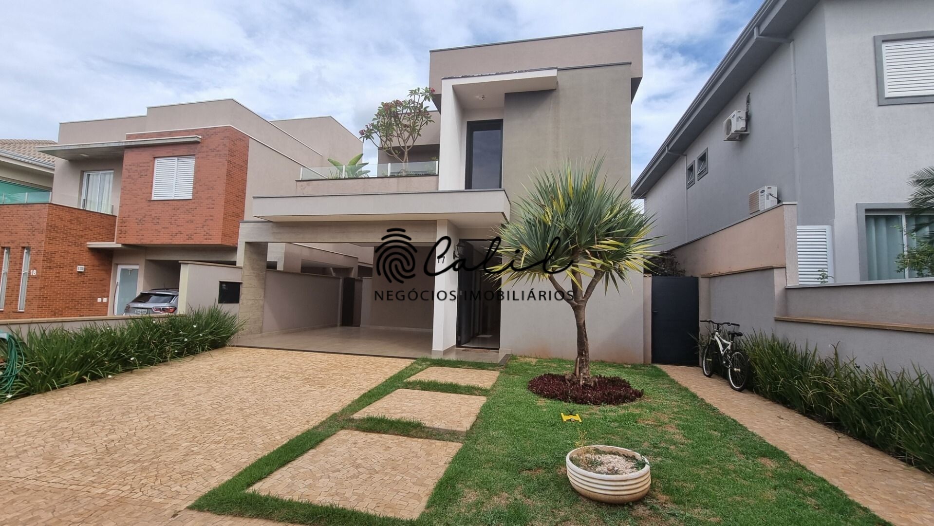 Casa de Condomínio à venda com 3 quartos, 274m² - Foto 1