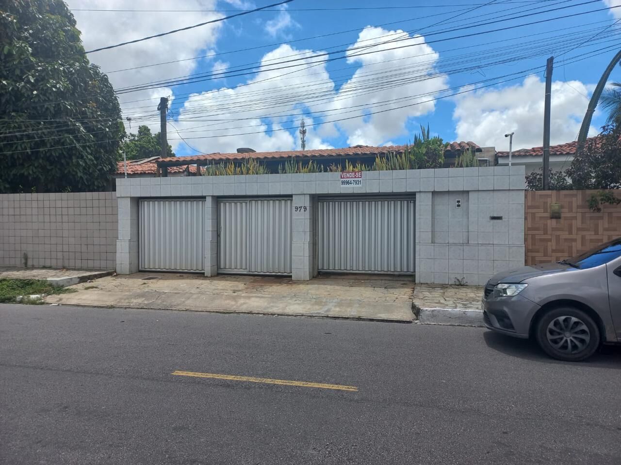 Casa à venda com 3 quartos, 219m² - Foto 1