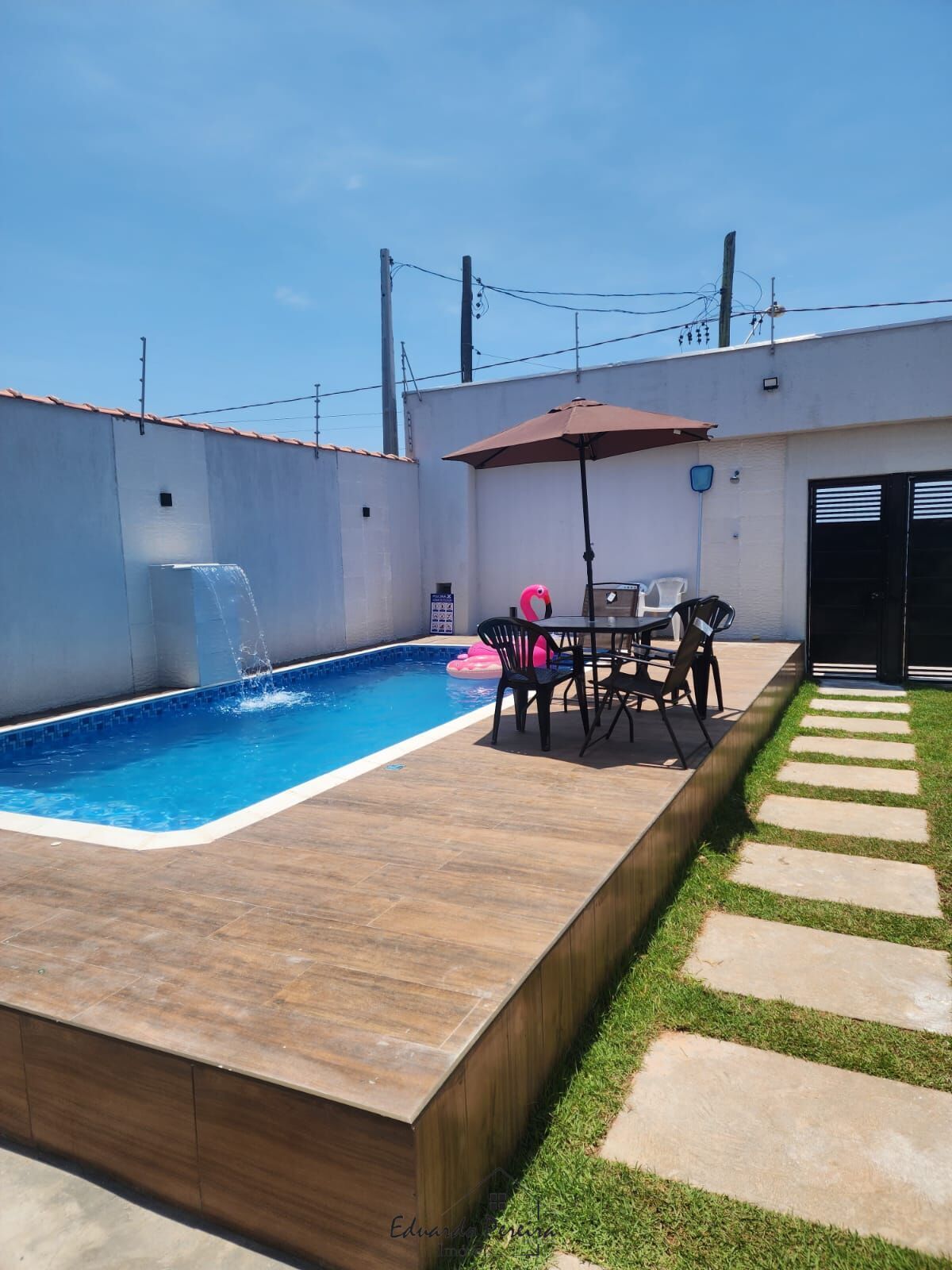 Casa à venda com 4 quartos, 150m² - Foto 1