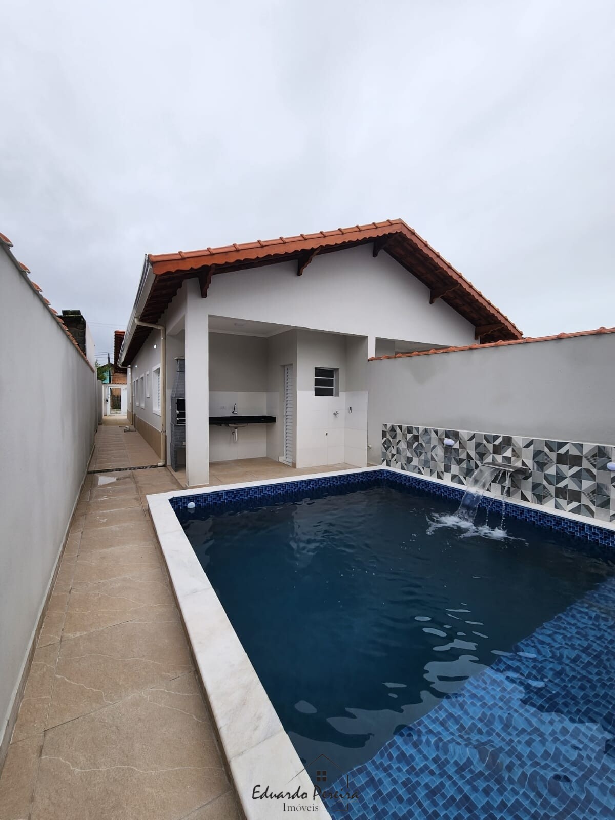 Casa à venda com 3 quartos, 79m² - Foto 1