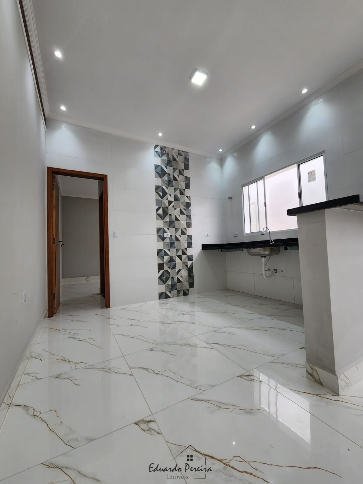 Casa à venda com 3 quartos, 79m² - Foto 2