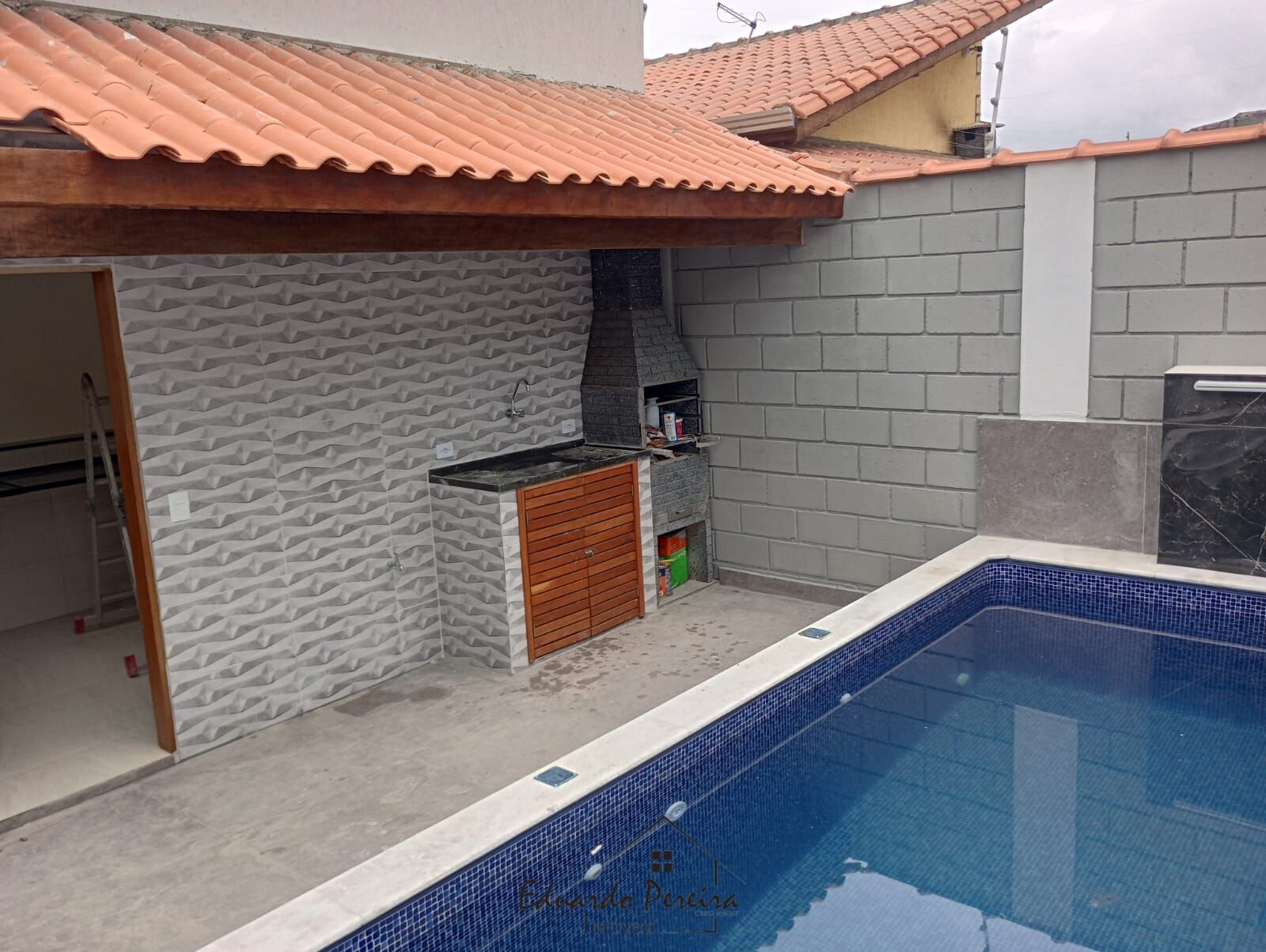 Casa à venda com 2 quartos, 80m² - Foto 1