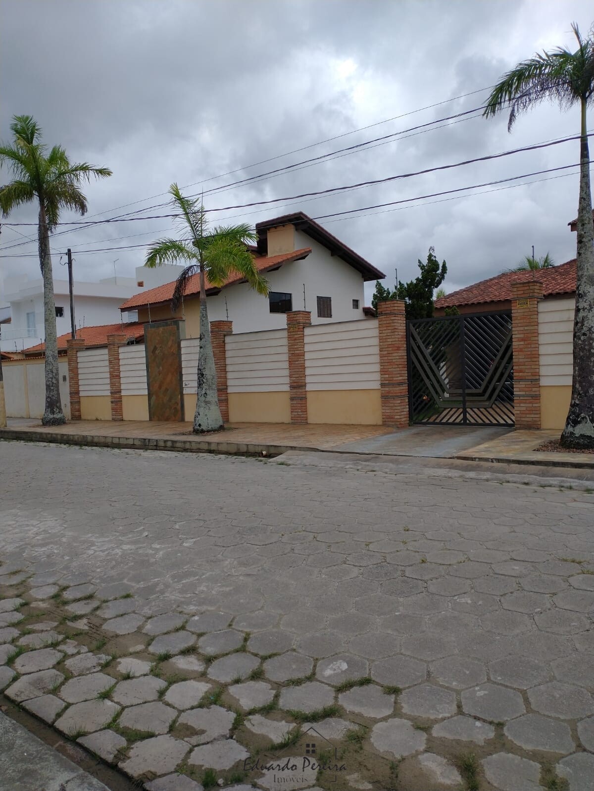 Sobrado à venda com 5 quartos, 348m² - Foto 1