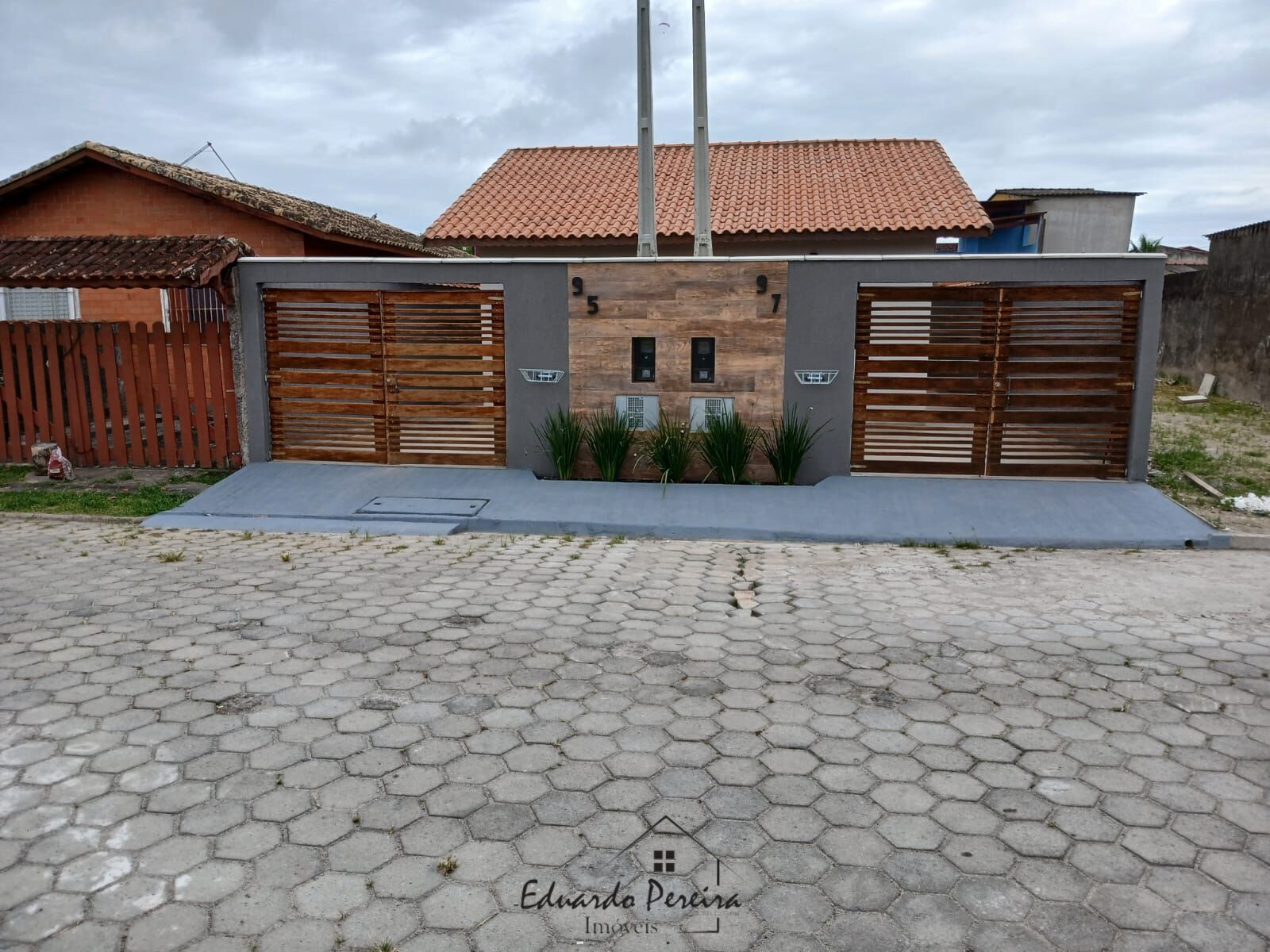 Casa à venda com 2 quartos, 63m² - Foto 1