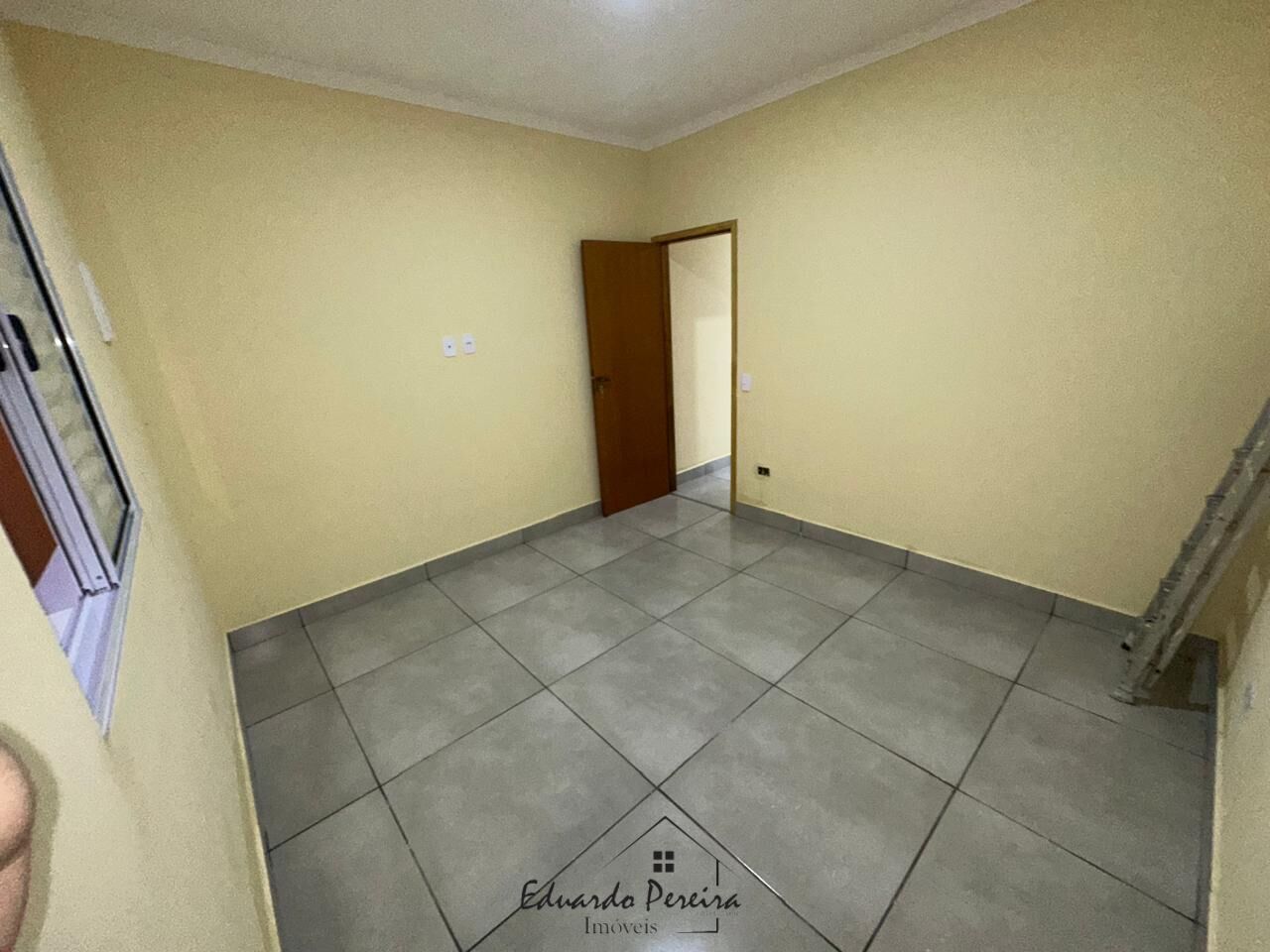 Casa à venda com 2 quartos, 70m² - Foto 4