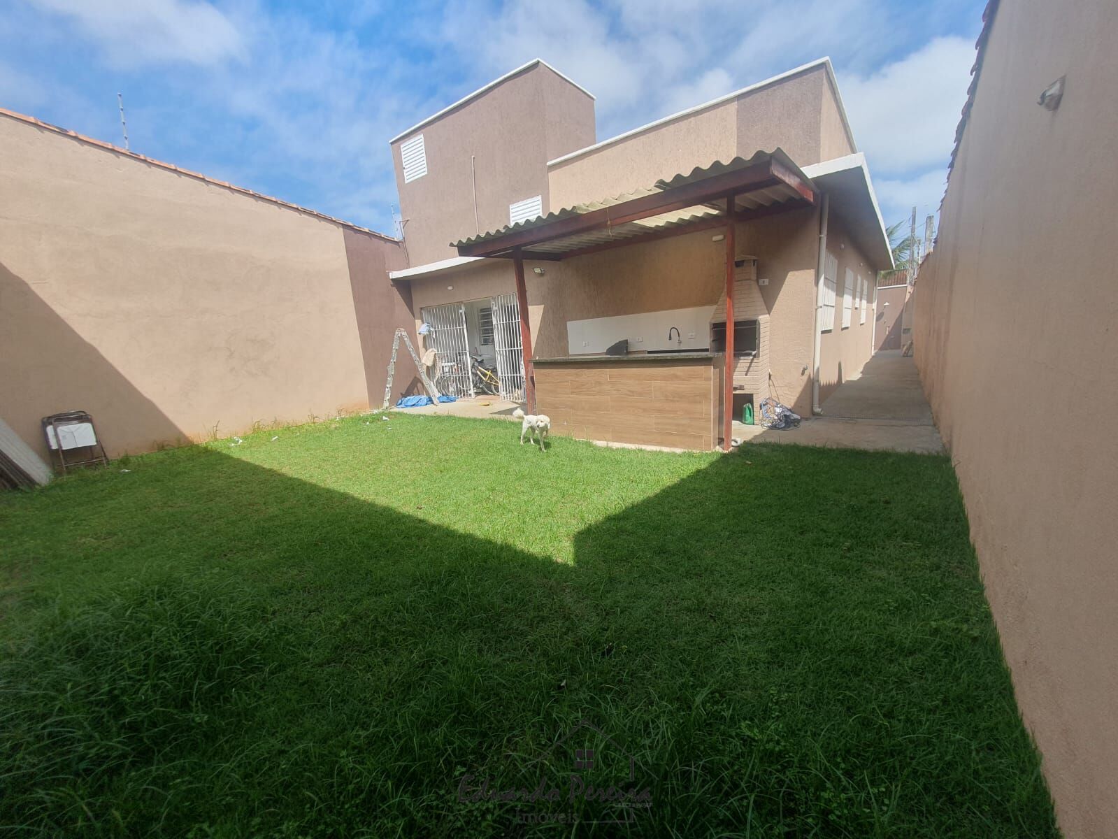 Casa à venda com 4 quartos, 107m² - Foto 1
