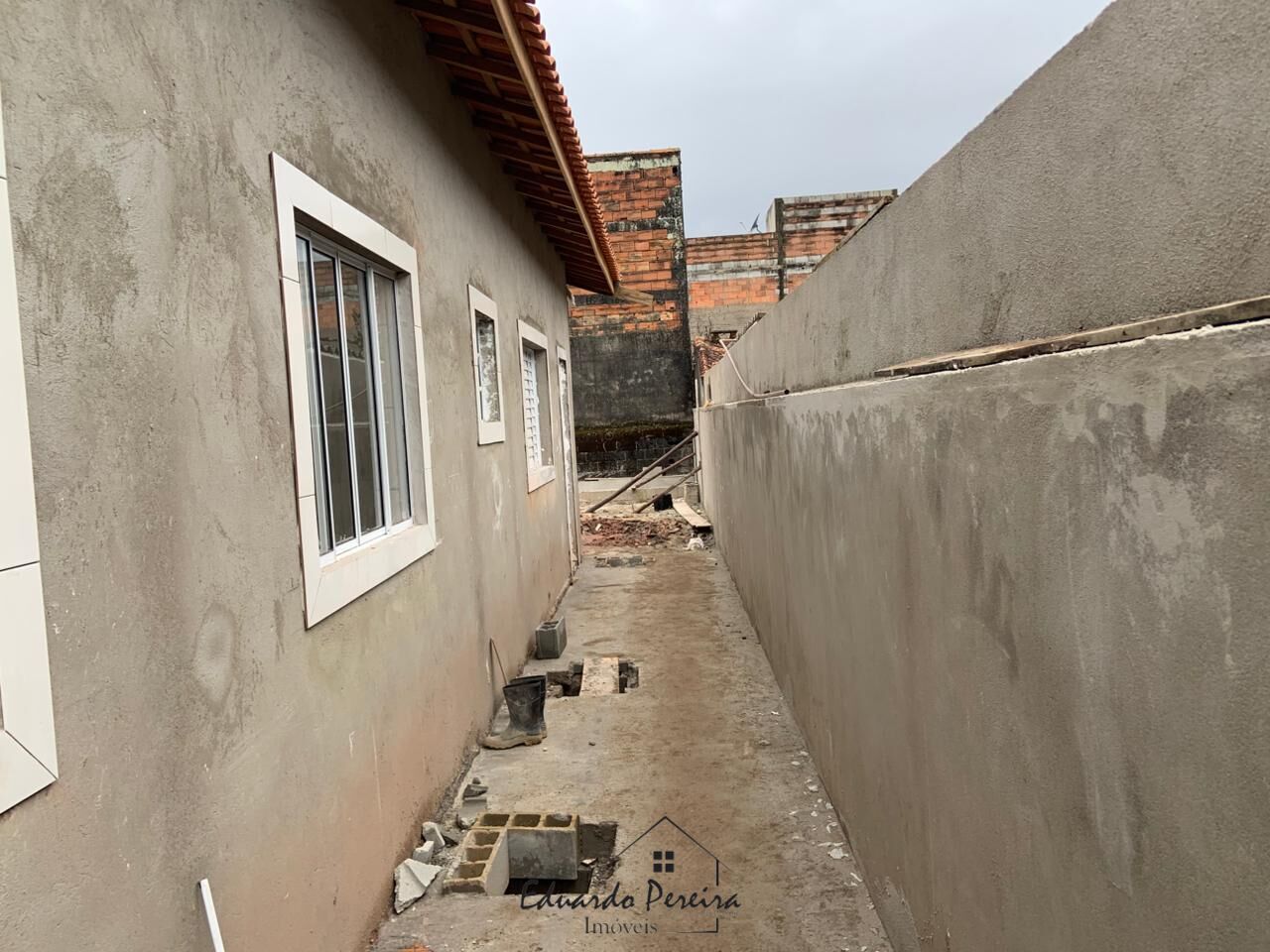 Casa à venda com 2 quartos, 70m² - Foto 2