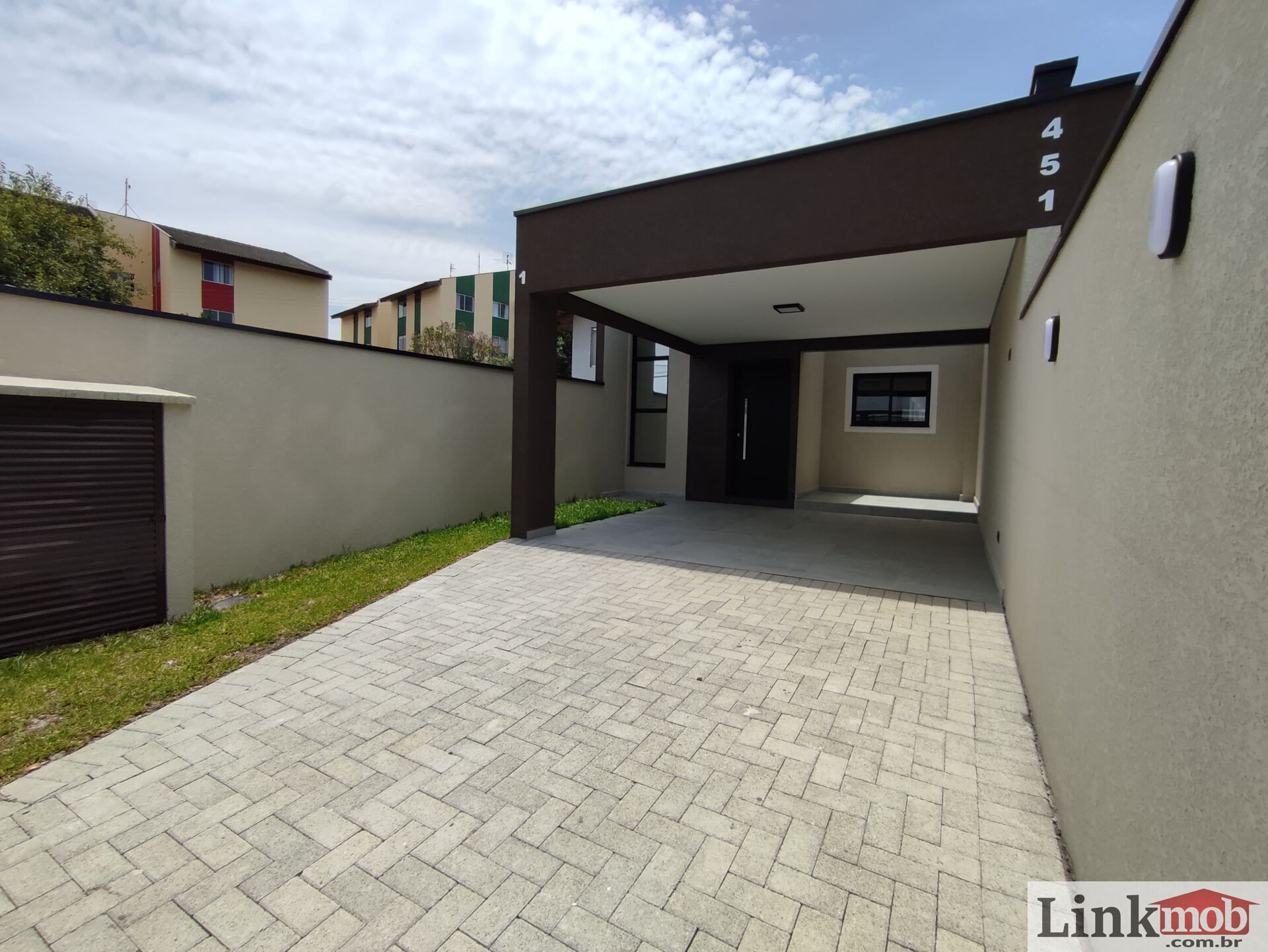 Casa à venda com 3 quartos, 118m² - Foto 1