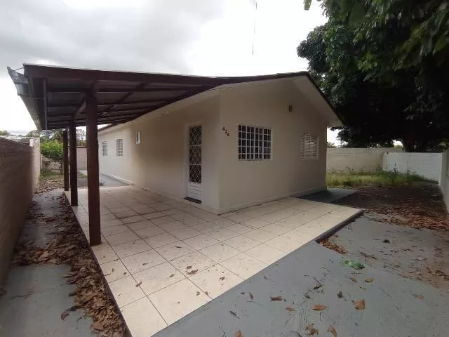 Casa à venda com 2 quartos, 105m² - Foto 1