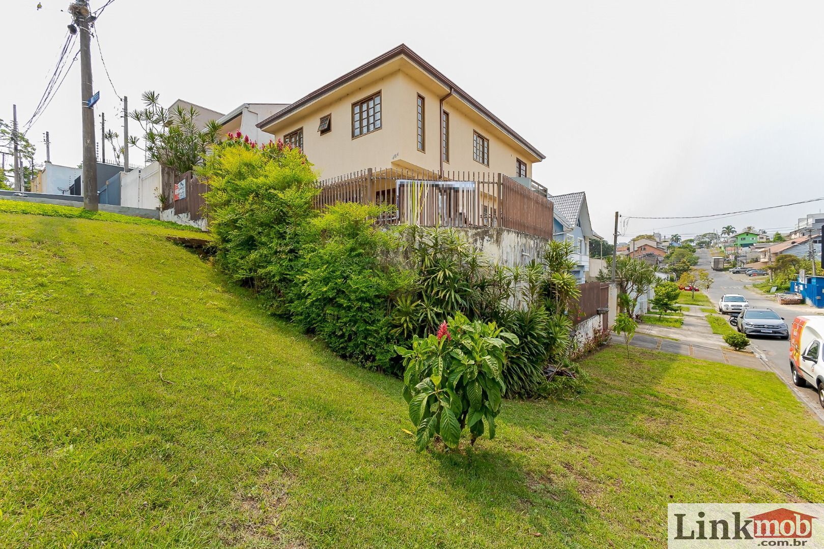 Casa à venda com 6 quartos, 219m² - Foto 2