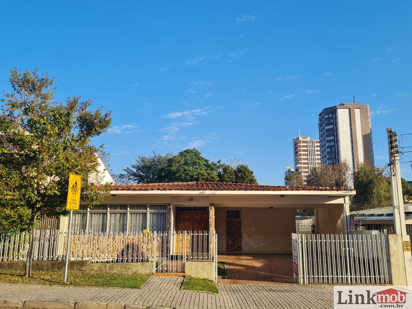 Casa à venda com 4 quartos, 289m² - Foto 1