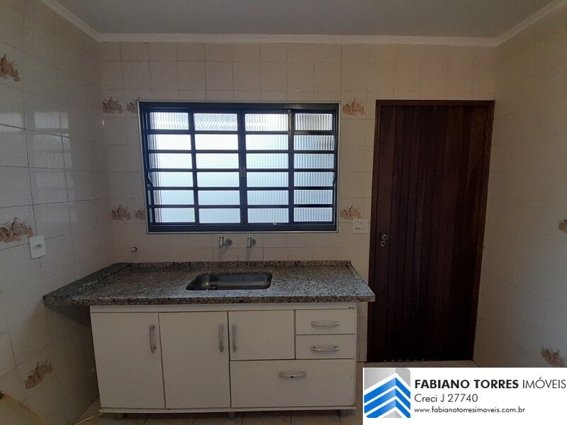 Casa para alugar com 2 quartos, 250m² - Foto 12