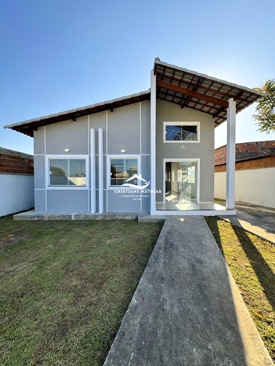 Casa à venda com 3 quartos, 100m² - Foto 1