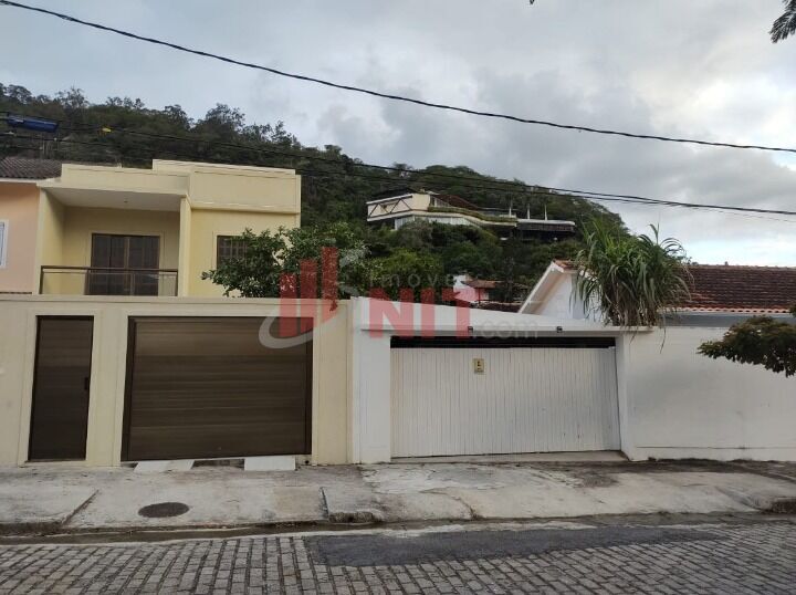 Casa à venda com 4 quartos, 180m² - Foto 2