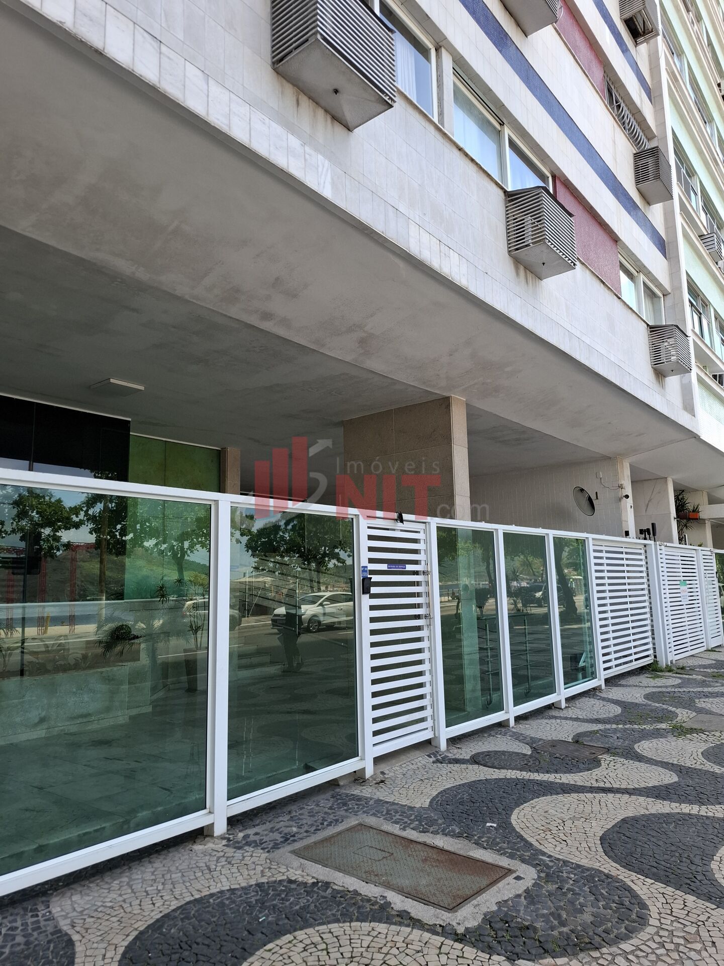 Apartamento à venda com 3 quartos, 183m² - Foto 2