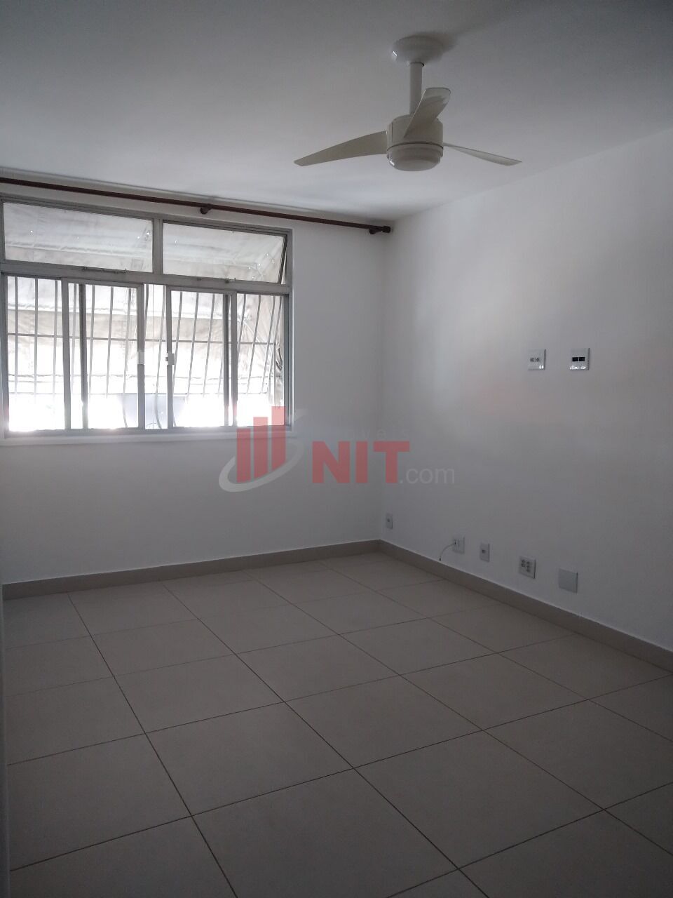 Apartamento à venda com 2 quartos, 75m² - Foto 2