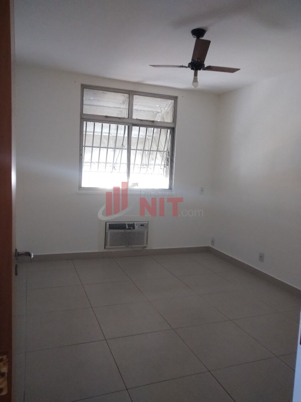 Apartamento à venda com 2 quartos, 75m² - Foto 4