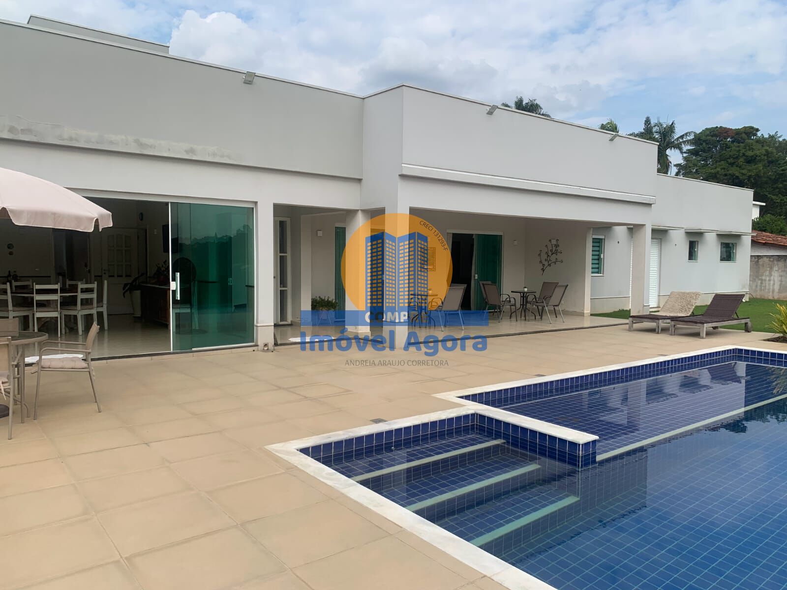 Casa de Condomínio à venda com 4 quartos, 353m² - Foto 1