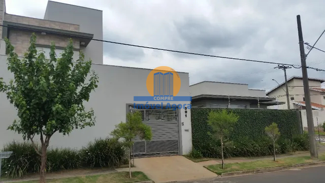 Casa à venda com 4 quartos, 200m² - Foto 1