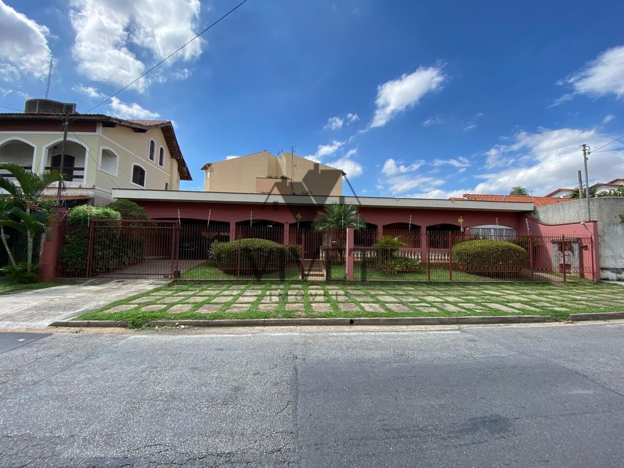 Casa à venda com 4 quartos, 370m² - Foto 1