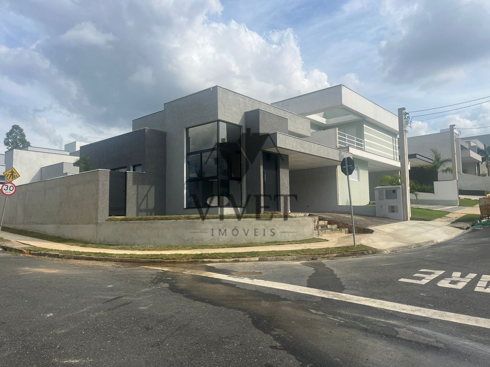 Casa de Condomínio à venda com 3 quartos, 196m² - Foto 1