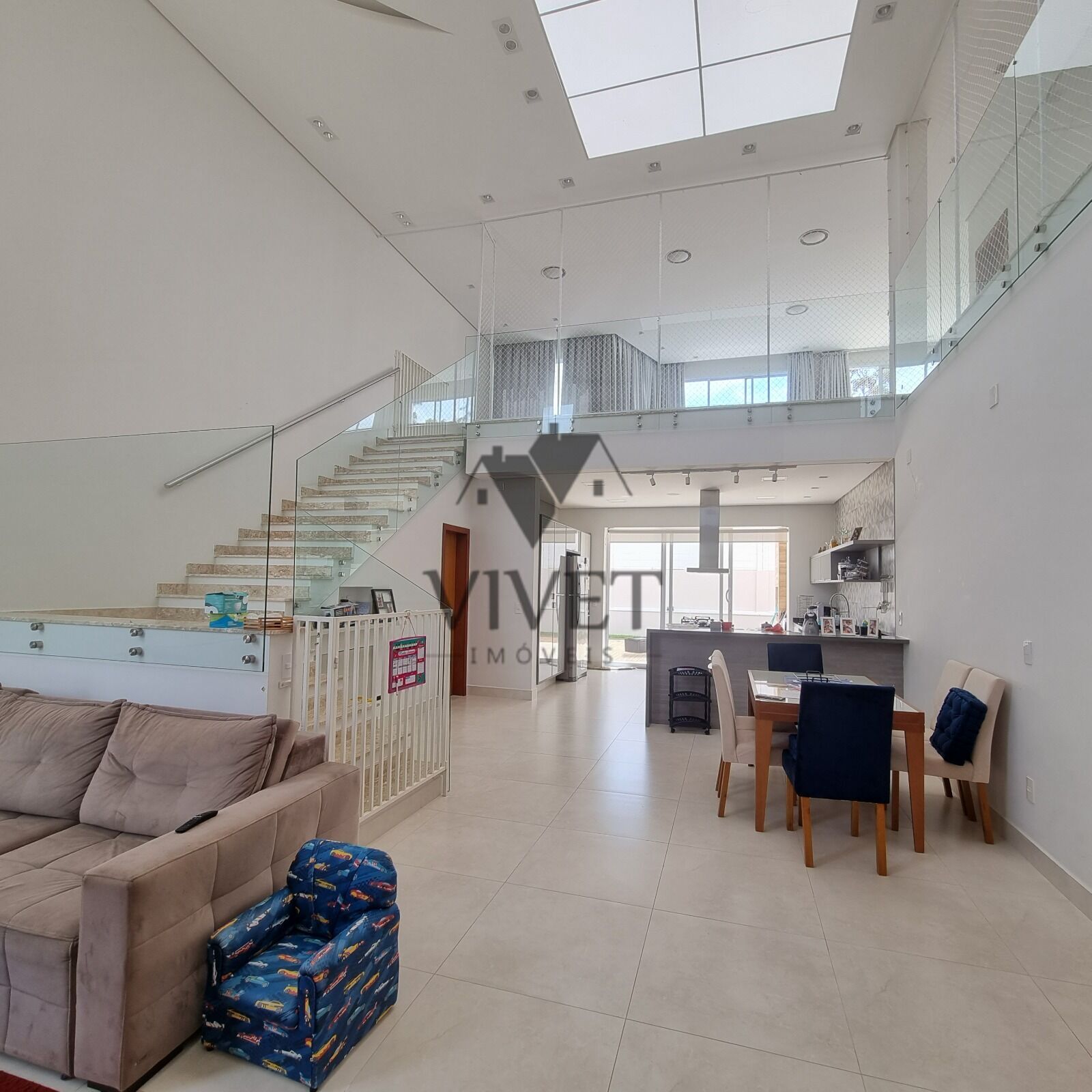 Casa de Condomínio à venda com 3 quartos, 321m² - Foto 2