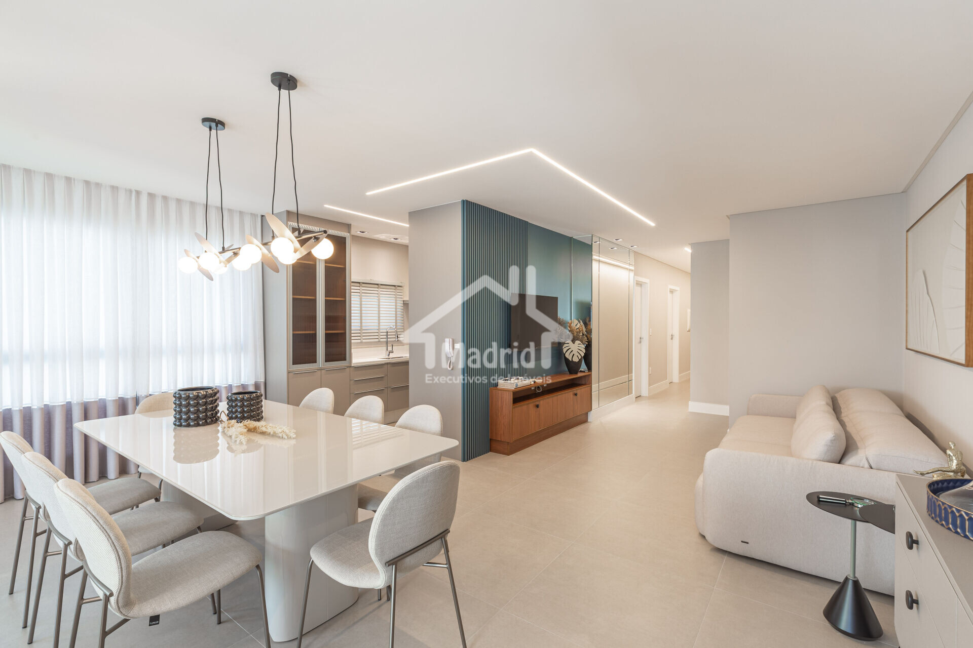 Apartamento à venda com 3 quartos, 137m² - Foto 2